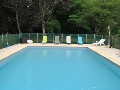 Piscine de l'établissement Gîte de charme avec piscine partagée près de Tours - FR-1-381-393 ou située à proximité