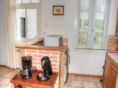 Cuisine ou kitchenette dans l'établissement Charmant gîte paysan XIXe avec terrasse et jardin bordé par un ruisseau, à 1,5 km d'Azay-le-Rideau - FR-1-381-417