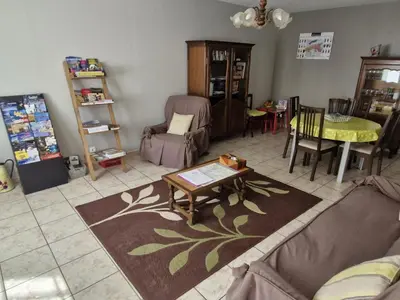 Coin salon dans l'établissement Gîte Tout Inclus avec Jardin, Proche Richelieu, Idéal Familles, Animaux Acceptés - FR-1-381-434