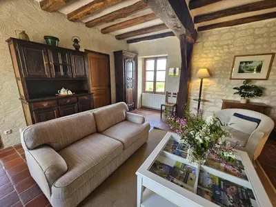 Coin salon dans l'établissement Maison en campagne avec cheminée et animaux acceptés - FR-1-381-440