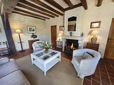 Coin salon dans l'établissement Maison en campagne avec cheminée et animaux acceptés - FR-1-381-440
