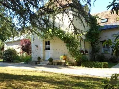 Jardin de l'établissement Évasion Romantique: Charmant Gîte 2 Pers., Parc Boisé, Activités & Confort Tout Inclus - FR-1-381-455