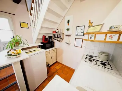 Cuisine ou kitchenette dans l'établissement Évasion Romantique: Charmant Gîte 2 Pers., Parc Boisé, Activités & Confort Tout Inclus - FR-1-381-455