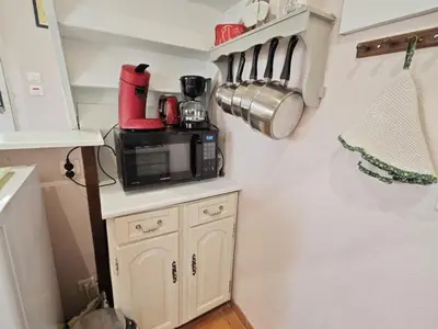 Cuisine ou kitchenette dans l'établissement Évasion Romantique: Charmant Gîte 2 Pers., Parc Boisé, Activités & Confort Tout Inclus - FR-1-381-455