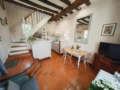 Cuisine ou kitchenette dans l'établissement Évasion Romantique: Charmant Gîte 2 Pers., Parc Boisé, Activités & Confort Tout Inclus - FR-1-381-455