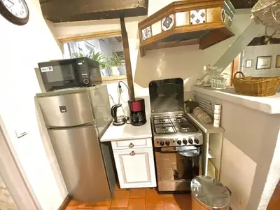 Cuisine ou kitchenette dans l'établissement Ancien logis familial avec parc et activités, près des Châteaux de la Loire, tout inclus, animal accepté - FR-1-381-466