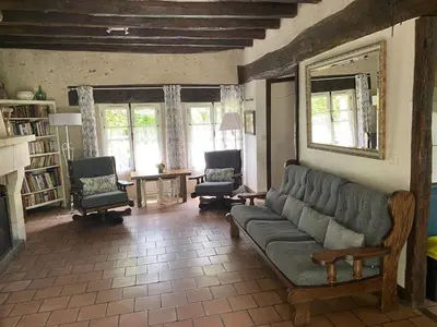 Coin salon dans l'établissement Maison Authentique avec Parc, Cheminée et Équipements Modernes au Cœur de la Vallée de la Loire - FR-1-381-468