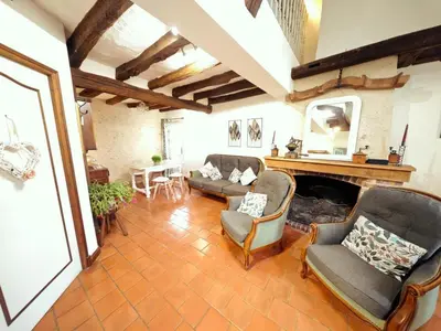 Coin salon dans l'établissement Gîte confortable avec parc boisé, activités familiales et équipements modernes près de la Loire - FR-1-381-470