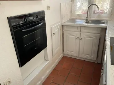 Cuisine ou kitchenette dans l'établissement Gîte confortable avec parc boisé, activités familiales et équipements modernes près de la Loire - FR-1-381-470