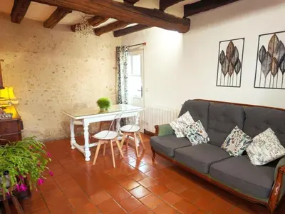 Coin salon dans l'établissement Gîte confortable avec parc boisé, activités familiales et équipements modernes près de la Loire - FR-1-381-470