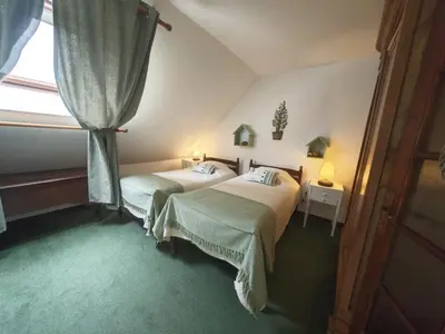 Un ou plusieurs lits dans un hébergement de l'établissement Gîte confortable avec parc boisé, activités familiales et équipements modernes près de la Loire - FR-1-381-470
