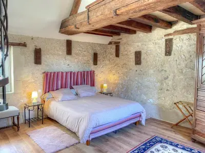 Un ou plusieurs lits dans un hébergement de l'établissement Gîte de charme XVIIe siècle avec jardin clos, balnéo, terrasse panoramique et WIFI près du Château de Villandry - FR-1-381-471