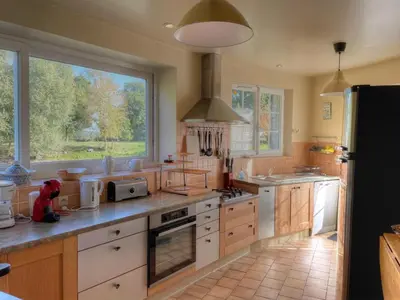 Cuisine ou kitchenette dans l'établissement Gîte de charme XVIIe siècle avec jardin clos, balnéo, terrasse panoramique et WIFI près du Château de Villandry - FR-1-381-471