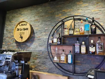 Salon ou bar de l'établissement L'Escale de la Gare