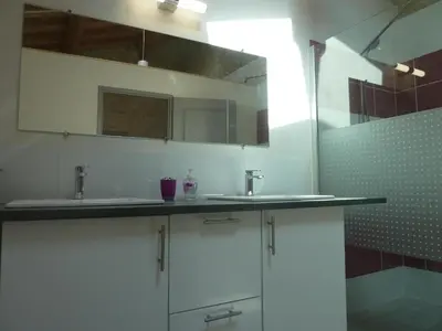 Salle de bains dans l'établissement LES 3 PETITS COCHONS