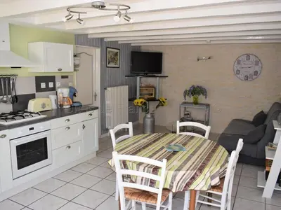 Cuisine ou kitchenette dans l'établissement Gîte 40m² au calme avec cour privée - FR-1-381-24