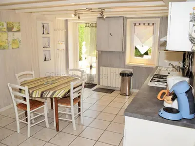 Cuisine ou kitchenette dans l'établissement Gîte 40m² au calme avec cour privée - FR-1-381-24