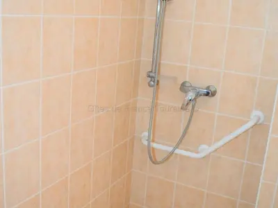 Salle de bains dans l'établissement Gîte familial à Chemillé-sur-Indrois, 7 pers, confort et jardin - FR-1-381-375