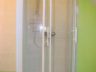Salle de bains dans l'établissement Gîte familial à Chemillé-sur-Indrois, 7 pers, confort et jardin - FR-1-381-375