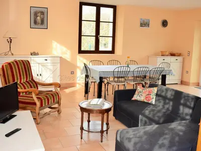 Coin salon dans l'établissement Gîte familial à Chemillé-sur-Indrois, 7 pers, confort et jardin - FR-1-381-375