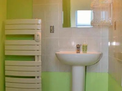 Salle de bains dans l'établissement Gîte familial à Chemillé-sur-Indrois, 7 pers, confort et jardin - FR-1-381-375