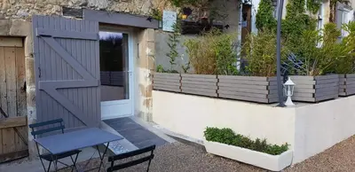 Jardin de l'établissement Val de Gée à 20 mn du circuit 24 h du Mans