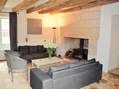 Coin salon dans l'établissement Élégante Demeure 17e avec Spa, Sauna et Authentique Cheminée, proche Châteaux de la Loire - FR-1-381-348