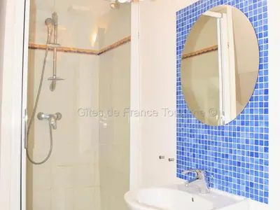 Salle de bains dans l'établissement Élégante Demeure 17e avec Spa, Sauna et Authentique Cheminée, proche Châteaux de la Loire - FR-1-381-348