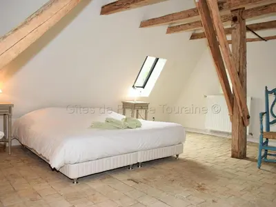 Un ou plusieurs lits dans un hébergement de l'établissement Élégante Demeure 17e avec Spa, Sauna et Authentique Cheminée, proche Châteaux de la Loire - FR-1-381-348