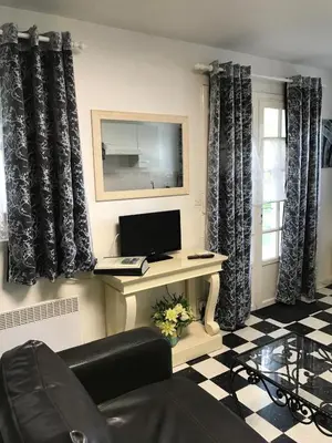 Télévision ou salle de divertissement dans l'établissement Studios Les Iris