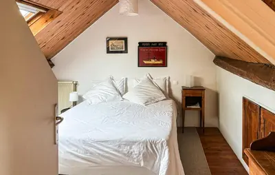 Un ou plusieurs lits dans un hébergement de l'établissement Cozy Home In Beauchene With Wifi