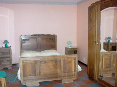Un ou plusieurs lits dans un hébergement de l'établissement Maison accueillante à La Chapelle-aux-Choux avec jardin spacieux 70 m²