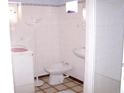 Salle de bains dans l'établissement Maison accueillante à La Chapelle-aux-Choux avec jardin spacieux 70 m²