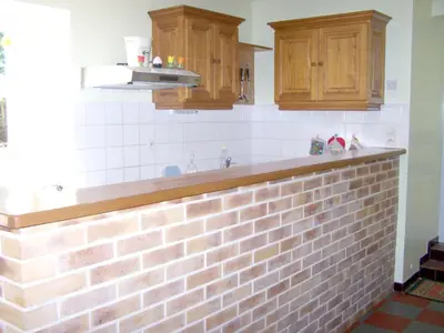 Cuisine ou kitchenette dans l'établissement Maison accueillante à La Chapelle-aux-Choux avec jardin spacieux 70 m²