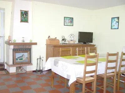 Télévision ou salle de divertissement dans l'établissement Maison accueillante à La Chapelle-aux-Choux avec jardin spacieux 70 m²