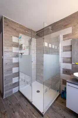 Salle de bains dans l'établissement Les deux anes