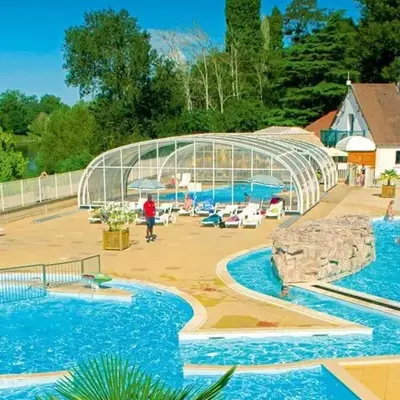Bungalow charmant à Trogues avec piscine partagée