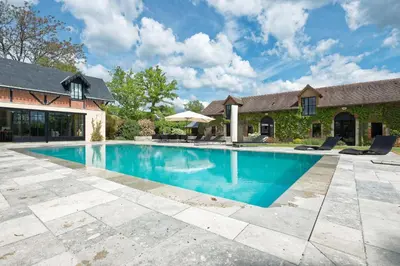 Piscine de l'établissement Manoir des Logis ou située à proximité