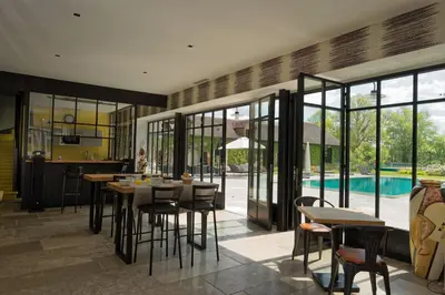 Piscine de l'établissement Manoir des Logis ou située à proximité