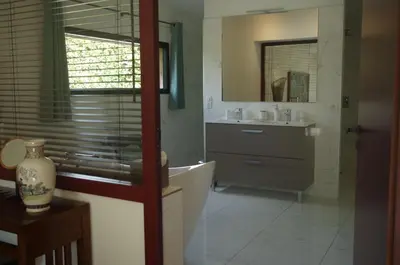 Salle de bains dans l'établissement Manoir des Logis