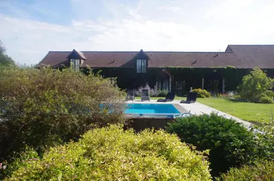 Piscine de l'établissement Manoir des Logis ou située à proximité