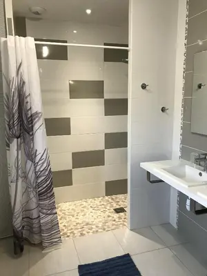 Salle de bains dans l'établissement Gîte Bambou