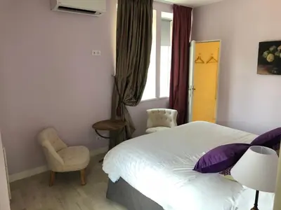 Un ou plusieurs lits dans un hébergement de l'établissement Cottage du chateau for 4 people 90 M- 2 bedrooms 2 bathrooms pool
