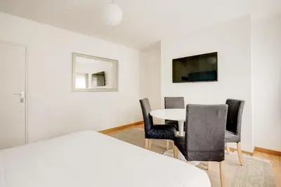 Télévision ou salle de divertissement dans l'établissement Les Chambres Lune