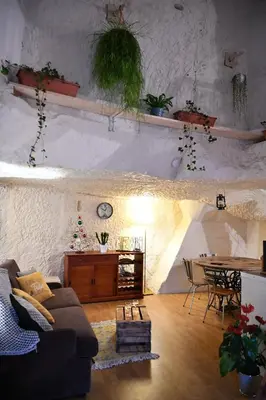Coin salon dans l'établissement Les Gîtes des Châteaux, gîtes troglodytiques