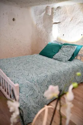 Un ou plusieurs lits dans un hébergement de l'établissement Les Gîtes des Châteaux, gîtes troglodytiques