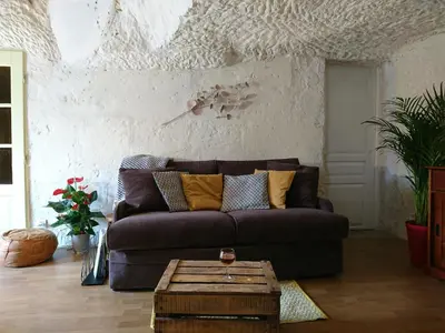 Coin salon dans l'établissement Les Gîtes des Châteaux, gîtes troglodytiques