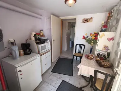 Cuisine ou kitchenette dans l'établissement chez jocelyne la bonnaventure