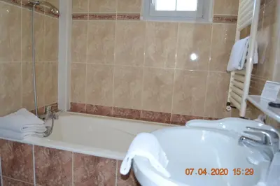 Salle de bains dans l'établissement Hôtel Le Castel