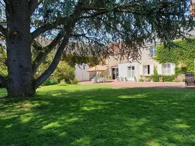 Jardin de l'établissement Le Grand Cèdre Spa et sauna intérieur piscine